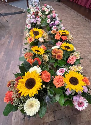 So viele Blumen: Eine ganze Reihe von Ortspolitikern muss den Bezirksrat verlassen. Zum Abschied gab es einen Blumenstrau&szlig;