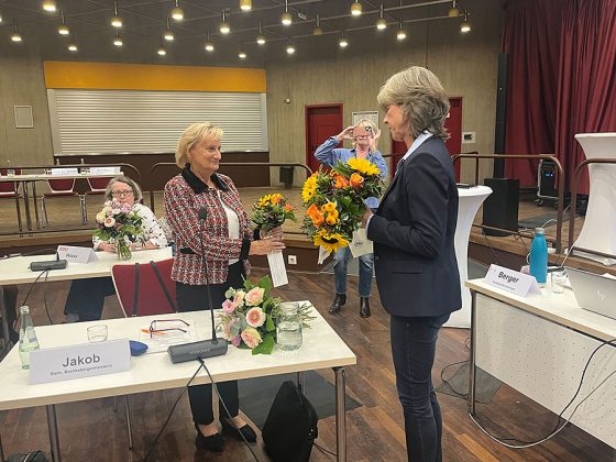Besonderer Dank vom CDU-Ortsverband an die scheidende stellvertretende B&uuml;rgermeisterin: Die CDU-Vorsitzende Dr. Stefanie Matz &uuml;berreichte ebenfalls einen Blumenstrau&szlig; an Gabriele Jakob.